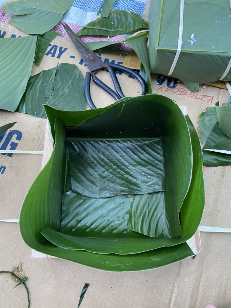 set up leaves into cake mold